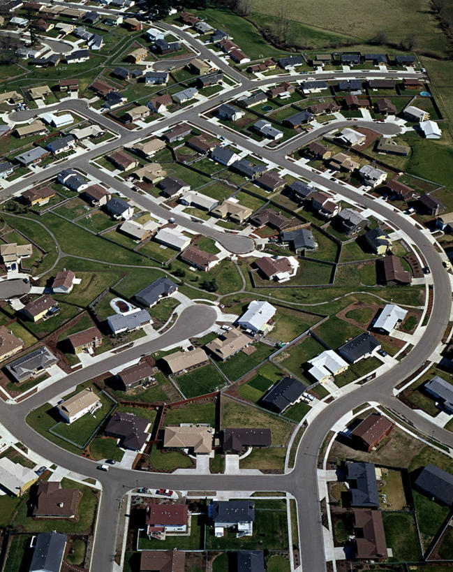 无人,家,竖图,俯视,航拍,室外,白天,旅游,度假,草地,草坪,石头,美景,植物,大桥,道路,立交桥,路,桥梁,公路,美国,阴影,光线,白线,石子,影子,房屋,屋子,景观,高架,斜拉桥,桥,交通,娱乐,楼房,住宅,草,树,树木,绿色,阳光,自然,享受,休闲,景色,放松,生长,成长,北美,北美洲,鸟瞰,自然风光,美洲,北亚美利加洲,亚美利加洲,石块,岩石,马路,彩图,高角度拍摄,房子