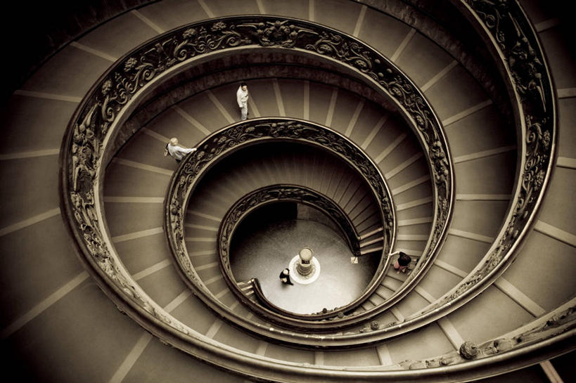 西方人,四个人,栏杆,走,横图,俯视,室内,白天,楼梯,欧洲,梵蒂冈,欧洲人,游客,阴影,服装,光线,扶手,影子,阶梯,扭头,注视,休闲装,旋转,护栏,旅客,台阶,衣服,阳光,扶,观察,看,转头,休闲,休闲服,服饰,观看,察看,扶着,关注,南欧,扭转,梵蒂冈城国,白种人,步行,散步,走路,彩图,高角度拍摄,全身