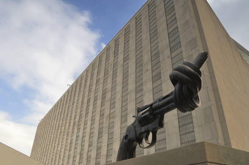 无人,高楼大厦,横图,室外,白天,仰视,旅游,度假,竞争,日落,窗户,落地窗,标志建筑,大厦,地标,建筑,摩天大楼,雕塑,纽约,美国,一排,对抗,阴影,艺术,整齐,装饰,冲突,光线,雕刻,雕像,影子,墙,晚霞,霞光,云,云朵,落日,云彩,破坏,娱乐,建设,玻璃窗,墙壁,墙面,排列,蓝色,白云,蓝天,天空,阳光,黄昏,工艺品,楼宇,天,享受,休闲,武器,旅游胜地,彩霞,放松,战争,手枪,晴朗,纪念,美术,损坏,北美,北美洲,攻击,威胁,队列,对立,矛盾,兵器,主题,美洲,左轮手枪,转轮手枪,防御,陈列,纽约州,帝国之州,帝国州,弹夹,功能,美学,敌对,挫败,斗争,抗拒,抗衡,北亚美利加洲,亚美利加洲,杀伤,威慑,夕照,子弹夹,危险,晴空,夕阳,彩图,低角度拍摄,大楼,高层建筑,高楼,摩天楼,斜阳