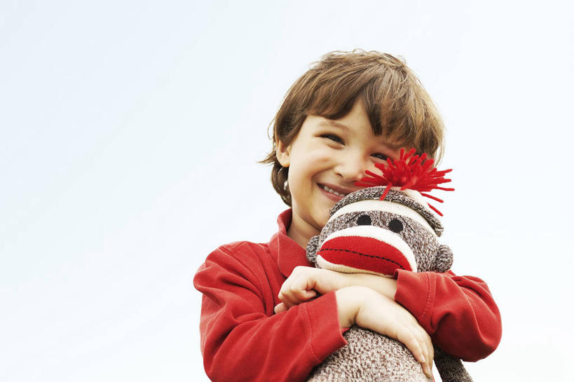 西方人,儿童,一个人,站,抱,笑,微笑,露齿笑,横图,室外,特写,白天,仰视,旅游,度假,游戏,纯洁,美景,玩具,欧洲,加拿大,欧洲人,仅一个男性,仅一个人,阴影,服装,光线,影子,景观,玩,注视,休闲装,娱乐,小孩,衣服,蓝色,蓝天,天空,阳光,自然,天,观察,看,靠,靠着,倚靠,站着,仅一个小孩,享受,休闲,休闲服,景色,放松,可爱,童年,童趣,益智,服饰,布娃娃,晴朗,抱着,观看,活动,察看,北美,北美洲,搂着,倚着,发泄,关注,消遣,智力,自然风光,美洲,童真,烂漫,无邪,多伦多,万里无云,省会,北亚美利加洲,亚美利加洲,宣泄,安大略省,安省,北方好莱坞,多伦多市,天真,男孩,男人,男性,白种人,孩子,晴空,晴空万里,怀抱,搂,搂抱,玩耍,嬉戏,相抱,拥抱,站立,半身,彩图,低角度拍摄,男生