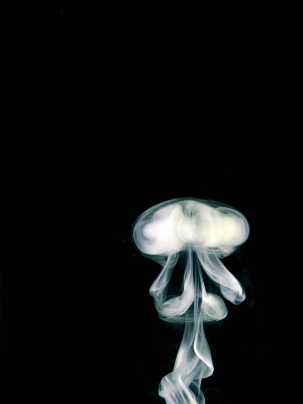 无人,竖图,室内,特写,夜晚,正面,阴影,黑色背景,围绕,光线,影子,墙,烟雾,灯光,墙壁,墙面,烟,摄影,影棚,缭绕,旋绕,萦绕,升腾,回绕,彩图,影棚拍摄,拍摄