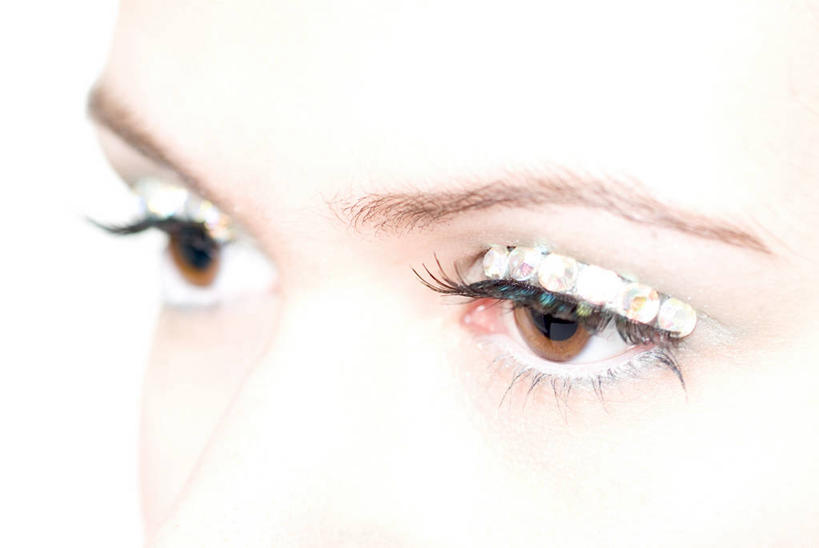 西方人,脸,头,眼睛,脸颊,眉毛,睫毛,一个人,站,横图,室内,特写,白天,白色背景,侧面,房间,欧洲,欧洲人,瞳孔,仅一个女性,仅一个人,一排,许多,阴影,整齐,装饰,光线,影子,墙,灯光,很多,注视,墙壁,墙面,排列,水钻,观察,看,站着,仅一个中年女性,眼部,摄影,影棚,观看,华丽,修饰,点缀,察看,队列,关注,衬托,美观,雅致,雅观,女人,女性,中年女性,白种人,头部,睫,脸部,脸蛋,眉,面部,眼,眼睫毛,眼眉,站立,半身,彩图,影棚拍摄,拍摄,眼眉毛