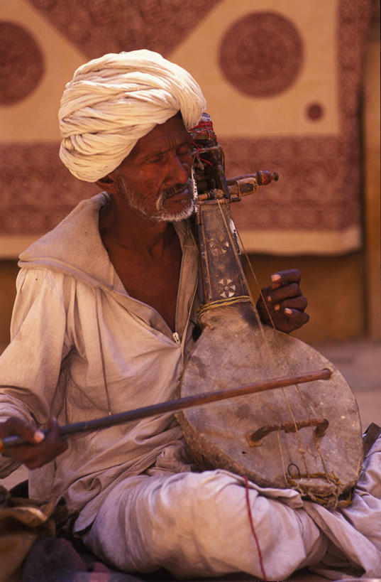 东方人,一个人,坐,竖图,俯视,室内,白天,亚洲,仅一个男性,仅一个人,一把,阴影,民俗,光线,头巾,图案,影子,墙,演奏,黄种人,墙壁,墙面,白色,阳光,仅一个老年男性,琴,老年男性,男人,男性,亚洲人,坐着,半身,彩图,高角度拍摄