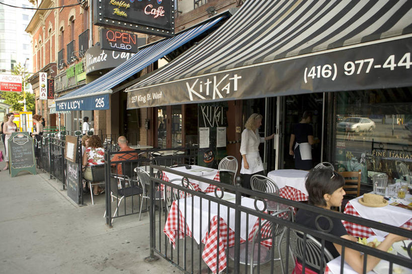 西方人,家,栏杆,坐,横图,俯视,室外,白天,桌子,道路,路,叶子,椅子,欧洲,加拿大,欧洲人,阴影,光线,影子,房屋,屋子,围栏,小路,绿叶,交通,许多人,护栏,楼房,住宅,蓝色,黑色,蓝天,天空,阳光,自然,天,一群人,嫩叶,遮阳棚,北美,北美洲,自然风光,美洲,北亚美利加洲,亚美利加洲,白种人,叶,叶片,坐着,半身,彩图,高角度拍摄,房子