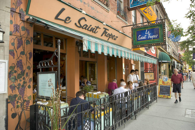 西方人,背部,家,栏杆,坐,走,横图,室外,白天,正面,桌子,道路,路,叶子,椅子,欧洲,加拿大,欧洲人,许多,阴影,光线,牌子,影子,房屋,屋子,围栏,小路,绿叶,交通,许多人,护栏,楼房,住宅,蓝色,黑色,蓝天,天空,阳光,自然,天,一群人,嫩叶,北美,北美洲,自然风光,美洲,北亚美利加洲,亚美利加洲,雨篷,白种人,叶,叶片,步行,散步,走路,坐着,彩图,全身,房子