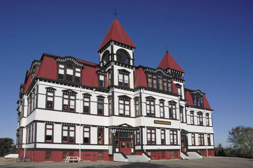 无人,家,横图,室外,白天,仰视,旅游,度假,美景,植物,城市风光,标志建筑,城市,地标,建筑,加拿大,阴影,光线,影子,房屋,屋子,景观,公寓,尖顶,娱乐,建设,洋房,楼房,住宅,树,树木,蓝色,绿色,蓝天,天空,阳光,自然,天,享受,休闲,景色,放松,生长,成长,精致,北美,优美,北美洲,自然风光,美洲,精美,北亚美利加洲,亚美利加洲,精彩,精巧,彩图,低角度拍摄,房子