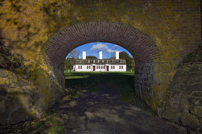 无人,家,横图,室外,白天,正面,旅游,度假,烟囱,草地,草坪,石头,美景,植物,加拿大,阴影,光线,石子,影子,房屋,屋子,景观,云,云朵,云彩,娱乐,石洞,楼房,住宅,草,树,树木,三个,蓝色,绿色,白云,蓝天,天空,阳光,自然,天,享受,休闲,景色,放松,生长,成长,北美,北美洲,自然风光,美洲,北亚美利加洲,亚美利加洲,石块,岩石,彩图,房子