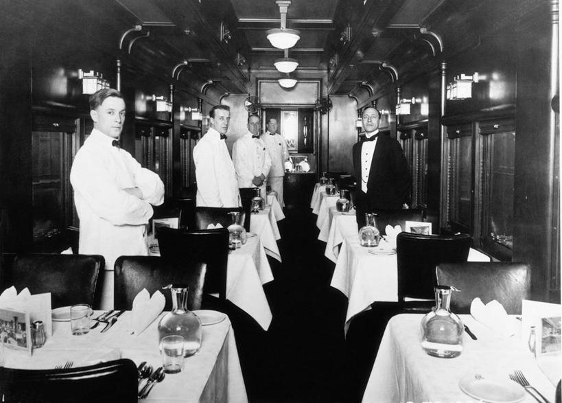 西方人,服务员,餐厅,站,双手交叉,横图,黑白,室内,白天,正面,工作服,制服,餐桌,桌子,照明,欧洲,欧洲人,五个人,一排,整齐,布料,灯光,许多人,布纹,顶灯,灯,桌布,排列,餐巾,灯具,台布,站着,一群人,餐台,照亮,双手抱胸,照明设备,队列,工作制服,白种人,服务生,侍者,站立,全身,工作套服,餐馆,饭店,饭馆