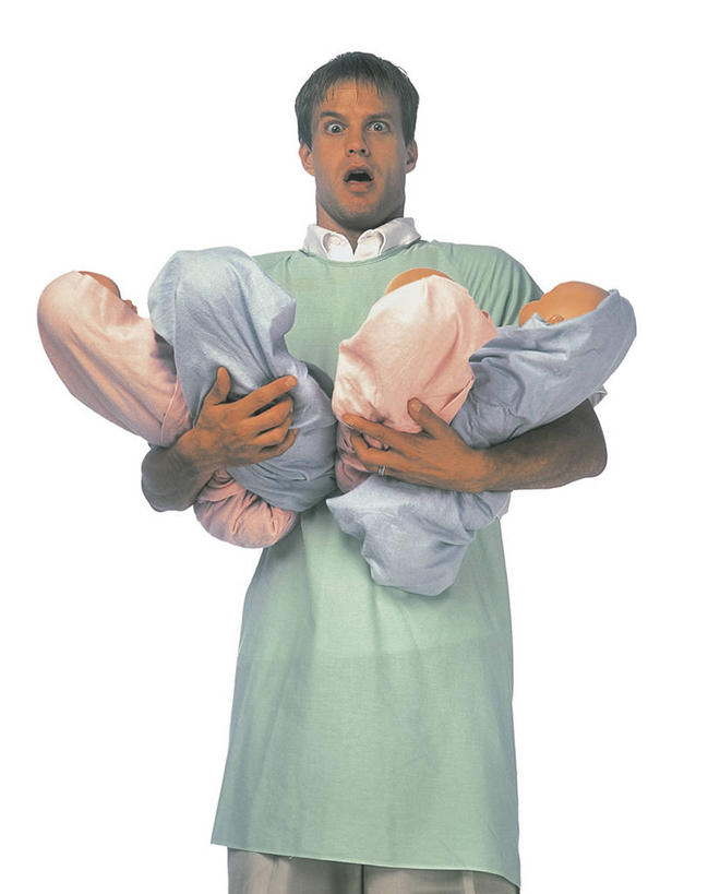 西方人,婴儿,儿童,家庭,父亲,站,抱,竖图,室内,白天,白色背景,正面,工作服,制服,纯洁,欧洲,欧洲人,五个人,阴影,光线,影子,灯光,许多人,小孩,绿色,站着,张嘴,一群人,温暖,温馨,一家人,父爱,可爱,童年,童趣,摄影,活泼,影棚,抱着,吃惊,受惊,和睦,搂着,宝宝,张大嘴巴,童真,纯真,烂漫,无邪,工作制服,伶俐,天真,男人,男性,年轻男性,白种人,孩子,年轻人,张开嘴,搂,搂抱,站立,半身,彩图,影棚拍摄,工作套服,拍摄,融洽