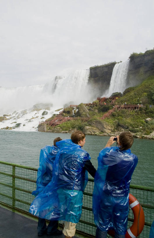 游泳,西方人,三个人,栏杆,站,竖图,室外,白天,仰视,草地,草坪,河流,石头,瀑布,水,植物,相机,欧洲,欧洲人,握,飞溅,粗糙,湍急,溅,扶手,救生圈,石子,液体,塑料,河水,水滴,水流,乌云,悬崖,云,阴天,云朵,拿,云彩,拿着,注视,护栏,水珠,草,一个,蓝色,绿色,天空,塑料制品,游泳圈,天,观察,看,站着,陡峭,高低,握着,充气,单个,观看,凹凸,察看,毛糙,昏暗,救生,阴沉,关注,喷洒,雨披,泅水,绝壁,笔陡,峻峭,男人,男性,年轻男性,白种人,照相机,跌水,石块,岩石,站立,半身,彩图,低角度拍摄,粗拙