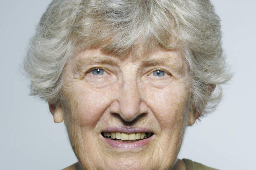 西方人,脸,头,眼睛,脸颊,眉毛,睫毛,一个人,笑,微笑,露齿笑,横图,室内,特写,白天,白色背景,正面,欧洲,欧洲人,瞳孔,仅一个女性,仅一个人,阴影,光线,影子,灯光,眼部,摄影,仅一个老年女性,影棚,苍老,衰老,朽迈,老年女性,女人,女性,白种人,头部,睫,脸部,脸蛋,眉,面部,眼,眼睫毛,眼眉,半身,彩图,影棚拍摄,拍摄,眼眉毛