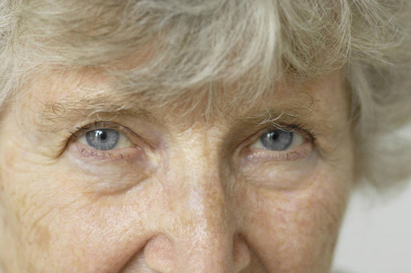 西方人,脸,头,眼睛,脸颊,眉毛,睫毛,一个人,横图,室内,特写,白天,白色背景,正面,欧洲,欧洲人,瞳孔,仅一个女性,仅一个人,阴影,光线,影子,灯光,眼部,摄影,仅一个老年女性,影棚,苍老,衰老,朽迈,老年女性,女人,女性,白种人,头部,睫,脸部,脸蛋,眉,面部,眼,眼睫毛,眼眉,半身,彩图,影棚拍摄,拍摄,眼眉毛