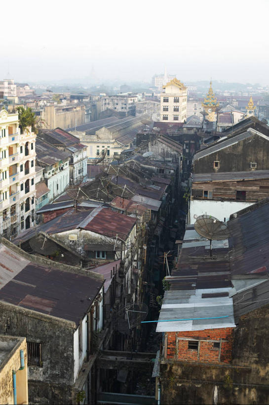 无人,家,竖图,俯视,室外,白天,度假,美景,城市风光,城市,阴影,光线,影子,房屋,屋顶,屋子,景观,拥堵,拥挤,顶棚,娱乐,楼房,住宅,阳光,享受,休闲,景色,放松,贫困,贫穷,困难,狭窄,局促,贫苦,穷苦,清苦,清贫,狭小,彩图,高角度拍摄,房子