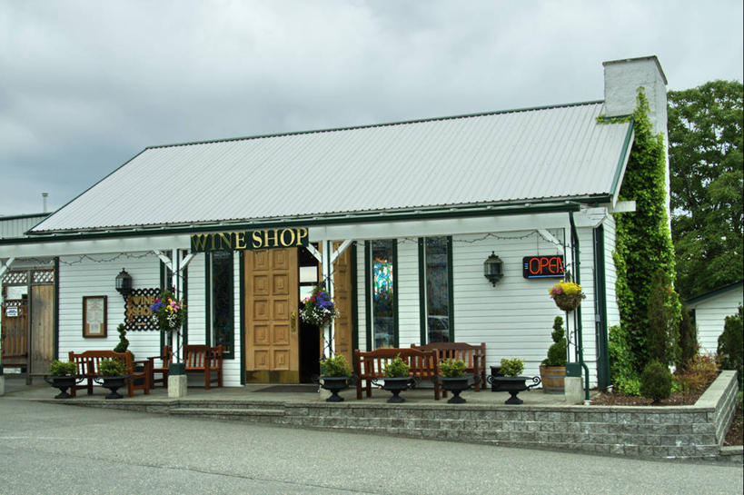 无人,餐厅,家,横图,室外,白天,正面,草地,草坪,美景,植物,门,道路,路,阴影,平静,光线,英文,标志,瓦片,文字,影子,字符,字母,房屋,屋檐,屋子,景观,云,云朵,小路,交通,云彩,标识,楼房,檐,住宅,草,树,树木,蓝色,绿色,白云,蓝天,天空,阳光,自然,门框,天,景色,安静,生长,晴朗,成长,英文字母,宁静,静谧,自然风光,沉静,恬静,安祥,僻静,清静,太平,晴空,彩图,房子,餐馆,饭店,饭馆