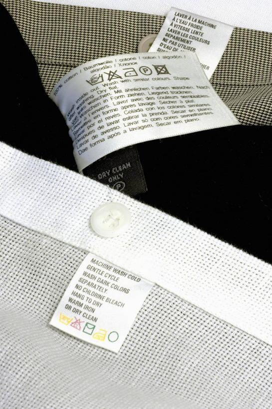 无人,竖图,俯视,室内,特写,白天,白色背景,一堆,阴影,堆叠,堆积,裤子,光线,英文,标志,文字,影子,字符,字母,灯光,警告,牛仔裤,标识,纽扣,警示,摄影,影棚,堆,英文字母,禁止,钮扣,提醒,提示,限制,两粒,危险,彩图,高角度拍摄,影棚拍摄,拍摄