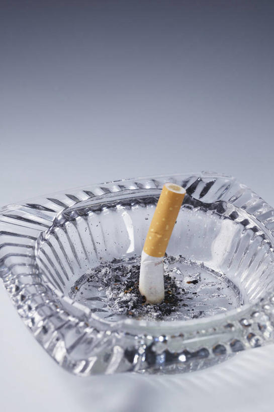 无人,竖图,俯视,室内,特写,白天,静物,香烟,玻璃,阴影,灰色背景,光线,影子,灯光,玻璃制品,一个,烟,摄影,影棚,单个,烟灰缸,一支,放置,搁置,安排,烟碟,烟盅,扑灭,息灭,卷烟,烟草,纸烟,彩图,高角度拍摄,影棚拍摄,拍摄