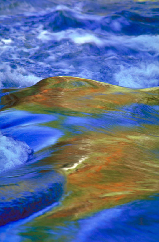 无人,竖图,俯视,室外,白天,旅游,度假,海浪,海洋,美景,植物,景观,浪花,陆地,娱乐,蓝色,绿色,自然,海水,享受,休闲,景色,放松,生长,成长,汹涌,自然风光,海景,澎湃,磅礴,大海,风浪,海,海水的波动,近岸浪,涌浪,彩图,高角度拍摄