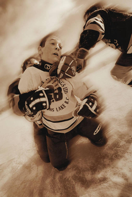 西方人,儿童,两个人,站,摸,竖图,俯视,室外,白天,纯洁,欧洲,欧洲人,一堆,抚摸,堆叠,堆积,小孩,站着,可爱,童年,童趣,堆,打架,打斗,童真,烂漫,无邪,斗殴,天真,男孩,男人,男性,白种人,触摸,接触,站立,彩图,高角度拍摄,全身,男生