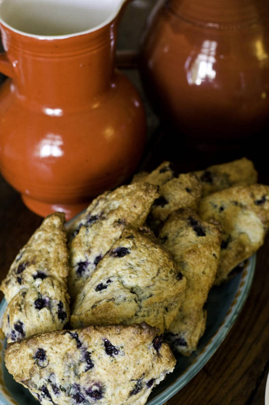 点心,面包,无人,竖图,俯视,室内,特写,白天,浆果,蓝莓,餐具,水果,一堆,许多,堆叠,堆积,新鲜,碟子,盘,陶瓷,生食,食品,面点,果实,陶瓷制品,很多,食物,糕点,两个,盘子,容器,碟,有机食品,绿色食品,储藏,堆,放置,搁置,安排,储存,烤饼,盛放,山都柿,蓝浆果,蓝靛果,彩图,高角度拍摄,贮存