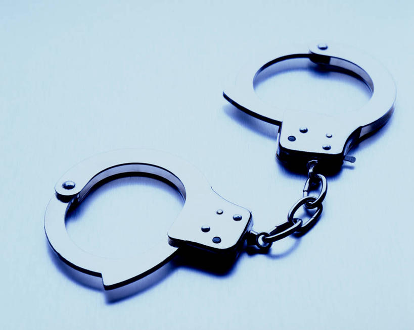 无人,横图,俯视,室内,白天,白色背景,手铐,金属制品,关闭,金属,工具,一个,摄影,影棚,单个,禁止,放置,搁置,安排,捕捉,逮捕,拘捕,束缚,限制,捕获,警具,警械,押解,缉捕,搜捕,捉拿,拘留,拘系,拘押,拘禁,禁制,彩图,高角度拍摄,影棚拍摄,拍摄