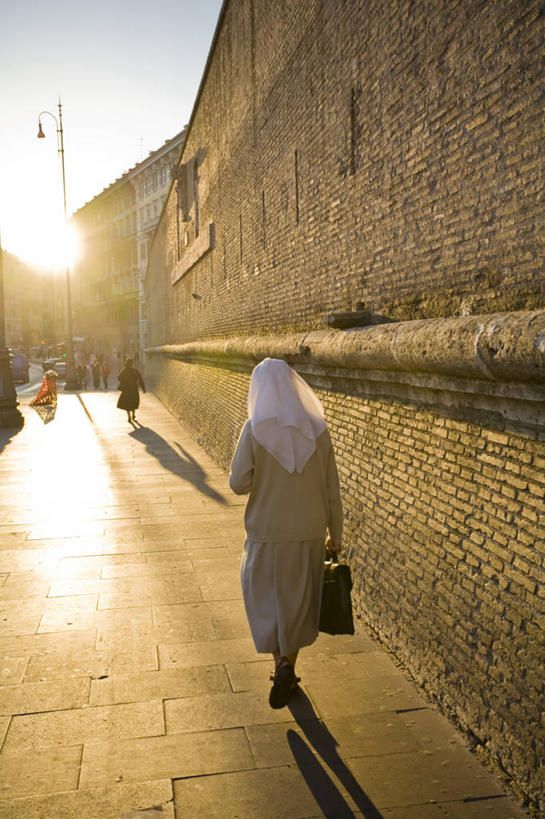 西方人,博物馆,走,竖图,室外,白天,旅游,度假,标志建筑,地标,建筑,欧洲,梵蒂冈,欧洲人,行人,游客,研究,光线,光泽,光芒,首都,许多人,背光,教育,照射,娱乐,建设,路人,旅客,背面,蓝色,蓝天,天空,天,一群人,享受,休闲,旅游胜地,放松,晴朗,展览,南欧,欣赏,照耀,逆光,光辉,陈列,梵蒂冈城,万里无云,毫光,梵蒂冈城国,映照,典藏,白种人,晴空,晴空万里,步行,散步,走路,彩图,全身