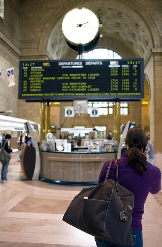 西方人,一个人,高楼大厦,机场,站,竖图,室内,白天,度假,美景,城市风光,城市,大厦,飞机场,建筑,摩天大楼,欧洲,欧洲人,仅一个女性,仅一个人,吊挂,悬挂,阴影,时间,光线,包,时钟,书包,影子,景观,走道,走廊,过道,灯光,挂,计时,注视,娱乐,建设,大厅,一个,一只,背面,背包,钟表,观察,看,站着,仅一个中年女性,享受,休闲,表,景色,放松,单个,观看,候车厅,单肩包,察看,关注,候车室,女人,女性,中年女性,白种人,航空站,空港,钟,站立,半身,彩图,大楼,高层建筑,高楼,摩天楼