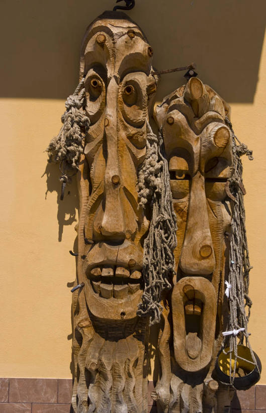 无人,竖图,室外,白天,正面,旅游,度假,美景,木雕,雕塑,阴影,艺术,装饰,光线,雕刻,雕像,影子,柱子,景观,文化,娱乐,阳光,自然,工艺品,享受,休闲,景色,放松,纪念,美术,自然风光,主题,图腾,陈列,功能,美学,彩图,传统文化