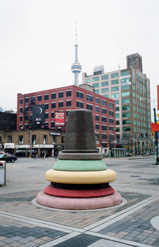 无人,家,竖图,室外,白天,正面,旅游,度假,标志建筑,道路,地标,建筑,路,公路,加拿大,阴影,光线,影子,房屋,屋子,交通,娱乐,建设,楼房,住宅,蓝色,蓝天,天空,阳光,天,享受,休闲,旅游胜地,放松,北美,北美洲,美洲,电视塔,多伦多,省会,北亚美利加洲,亚美利加洲,加拿大多伦多电视塔,加拿大国家电视塔,CN电视塔,安大略省,安省,北方好莱坞,多伦多市,西恩塔,马路,彩图,房子