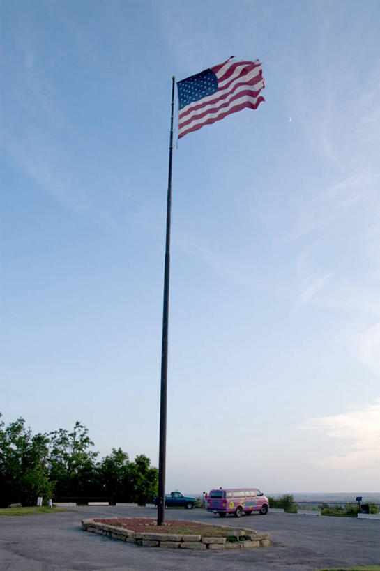 无人,停车场,竖图,室外,白天,仰视,度假,美景,植物,城市风光,城市,汽车,旗帜,国旗,美国,景观,云,云朵,云彩,娱乐,星条旗,车,树,树木,蓝色,绿色,白云,蓝天,天空,自然,交通工具,轿车,天,享受,休闲,景色,放松,美国国旗,生长,晴朗,成长,北美,北美洲,载具,美洲,北亚美利加洲,亚美利加洲,密苏里,密苏里州,索证之州,圣约瑟夫,旗,晴空,彩图,低角度拍摄,泊车场