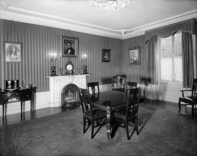 无人,家,横图,黑白,室内,白天,正面,壁炉,别墅,餐桌,窗户,窗帘,地板,家具,书房,装修,桌子,建筑,椅子,相框,欧式,阴影,装饰,时间,反射,时钟,影子,房屋,木椅,屋子,公寓,地面,豪华,计时,建设,现代,装潢,洋房,楼房,木地板,玻璃窗,住宅,帘子,室内装潢,钟表,遮阳,表,餐台,华丽,修饰,样板房,明亮,点缀,舒适,家居装潢,房屋设计,地中海风格,古典风格,简约风格,室内设计,宽敞,摆钟,样板房装潢,衬托,美观,雅致,雅观,设计,钟,房子