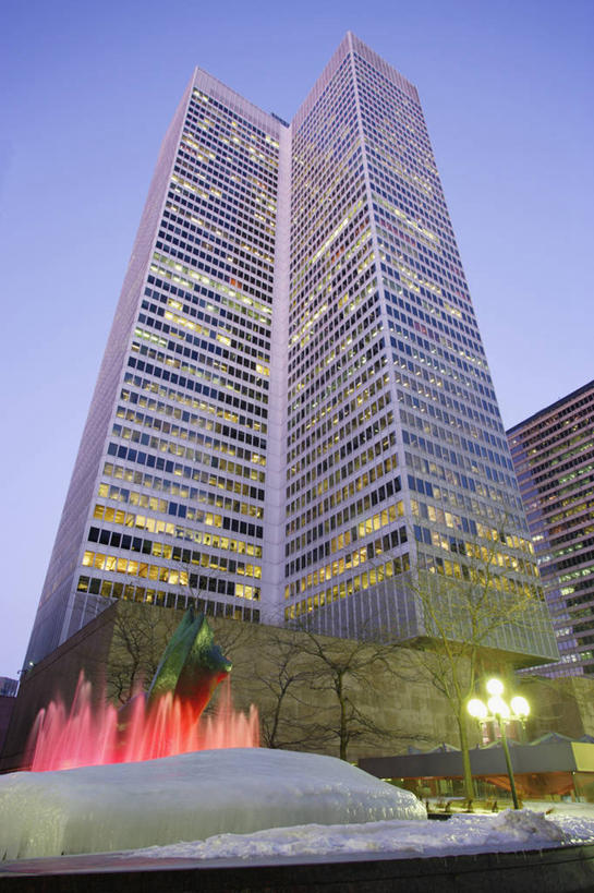 无人,高楼大厦,竖图,室外,白天,仰视,度假,美景,城市风光,城市,大厦,摩天大楼,喷泉,加拿大,阴影,光线,影子,景观,灯光,文化,娱乐,蓝色,蓝天,天空,天,品味,享受,休闲,景色,放松,晴朗,北美,北美洲,美洲,水景,万里无云,北亚美利加洲,亚美利加洲,美观,魁北克省,蒙特利尔,蒙特利尔市,蒙特娄,圣人之城,设计,晴空,晴空万里,彩图,低角度拍摄,大楼,高层建筑,高楼,摩天楼,古壁省,魁省