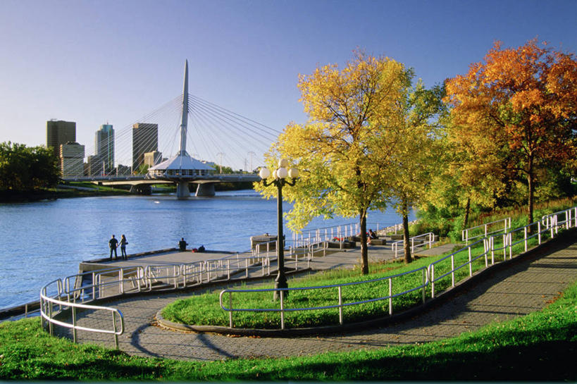 无人,栏杆,横图,室外,白天,正面,旅游,度假,秋季,树林,植物,标志建筑,大桥,地标,建筑,立交桥,桥梁,加拿大,高架,围栏,斜拉桥,桥,娱乐,建设,护栏,树,树木,蓝色,绿色,蓝天,天空,天,享受,休闲,旅游胜地,放松,生长,晴朗,成长,北美,北美洲,美洲,万里无云,北亚美利加洲,亚美利加洲,马尼托巴,马尼托巴省,曼尼托巴省,晴空,晴空万里,秋,秋天,彩图,圣博尼费斯,曼省,缅尼托巴省,缅省