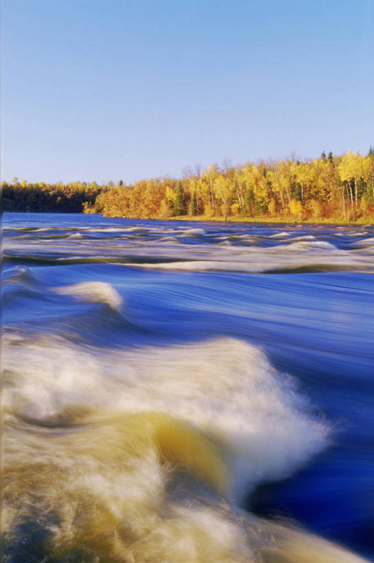 无人,竖图,室外,白天,正面,旅游,度假,湖,湖泊,美景,秋季,森林,树林,水,植物,加拿大,阴影,光线,影子,湖面,景观,水流,水面,娱乐,树,树木,蓝色,绿色,蓝天,天空,阳光,自然,湖水,天,享受,休闲,景色,放松,生长,晴朗,成长,北美,北美洲,自然风光,美洲,万里无云,北亚美利加洲,亚美利加洲,马尼托巴,马尼托巴省,曼尼托巴省,晴空,晴空万里,秋,秋天,彩图,曼省,缅尼托巴省,缅省