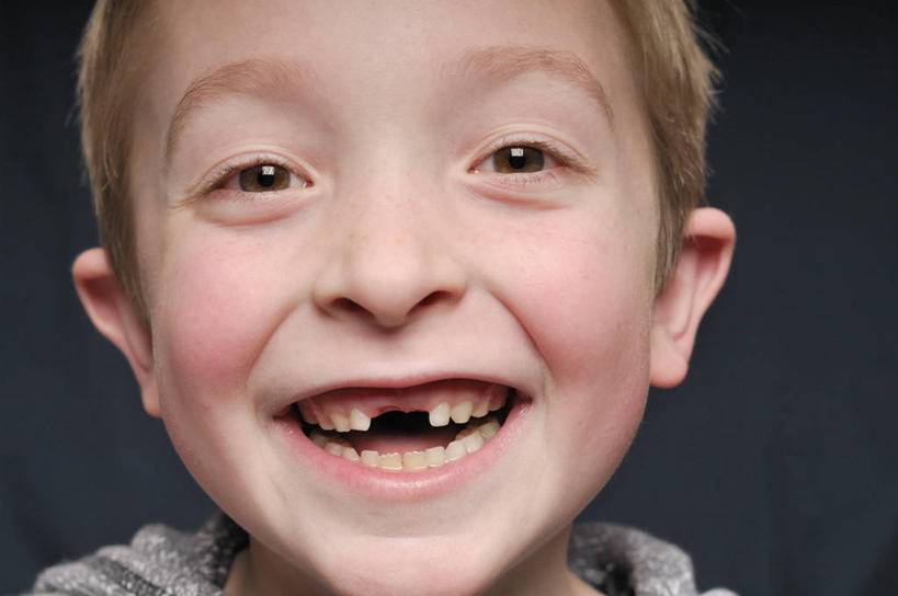 西方人,儿童,牙齿,一个人,站,笑,微笑,露齿笑,横图,室内,特写,白天,正面,纯洁,欧洲,欧洲人,仅一个男性,仅一个人,阴影,灰色背景,反射,影子,注视,小孩,观察,看,站着,仅一个小孩,可爱,童年,童趣,摄影,影棚,观看,察看,龋齿,蛀牙,关注,童真,烂漫,无邪,天真,男孩,男人,男性,白种人,孩子,齿,牙,牙龈,站立,半身,彩图,影棚拍摄,拍摄,男生