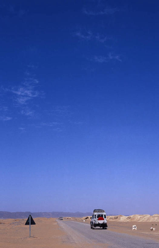 无人,站,竖图,室外,白天,正面,旅游,度假,荒凉,石头,美景,沙漠,山,山脉,道路,路,指示牌,公路,越野车,汽车,羊,非洲,摩洛哥,两辆,许多,阴影,光线,标志,石子,文字,影子,景观,山峰,云,云朵,小路,交通,山峦,很多,警告,云彩,注视,娱乐,标识,车,蓝色,白云,蓝天,天空,阳光,自然,动物,交通工具,群山,天,观察,看,行驶,站着,享受,休闲,家畜,景色,放松,警示,牲畜,晴朗,观看,禁止,炎热,提醒,察看,干旱,关注,提示,限制,自然风光,载具,延伸,吉普车,阿非利加洲,摩洛哥王国,酷热,燥热,延长,危险,大漠,荒地,荒芜,砂漠,石块,岩石,晴空,马路,绵羊,站立,彩图,全身