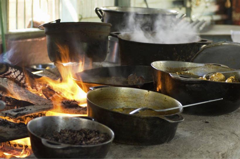 无人,横图,室内,白天,正面,烹饪,热情,厨房,窗户,厨具,火,金属制品,一排,阴影,整齐,反射,金属,锅子,火焰,影子,勺子,燃烧,锅,玻璃窗,排列,调羹,汤匙,锅具,灶具,队列,燃气灶,烹饪用具,燃气具,烹调用具,烹调,彩图,灶间