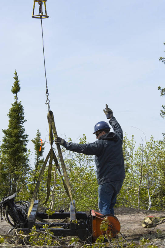 西方人,一个人,站,举,竖图,室外,白天,仰视,工作服,制服,技术,植物,建筑,帽子,欧洲,欧洲人,仅一个男性,仅一个人,仅一个中年男性,一排,阴影,整齐,光线,头盔,影子,指挥,注视,设备,树,树木,排列,施工,蓝色,绿色,蓝天,天空,阳光,自然,安全帽,天,观察,看,托,站着,机械,起重机,生长,成长,观看,工程,察看,队列,关注,一顶,工作制服,批示,男人,男性,中年男性,白种人,举起,举手,举着,向上举,向上伸,向上托,站立,彩图,低角度拍摄,全身,工作套服