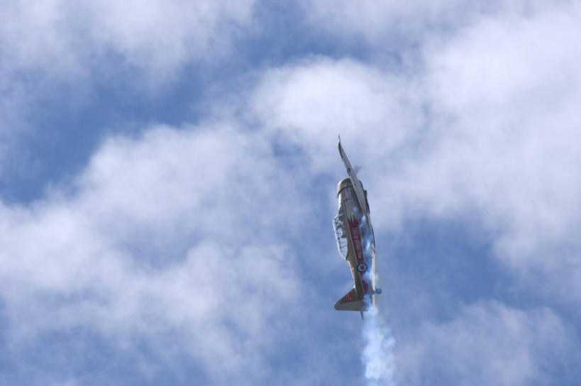 无人,横图,室外,白天,仰视,飞机,加拿大,飞翔,阴影,飞行,光线,影子,烟雾,云,云朵,交通,翱翔,云彩,航空,飞,蓝色,白云,蓝天,天空,阳光,交通工具,天,运输,一架,晴朗,污染,废气,北美,北美洲,载具,美洲,飞机尾迹,喷气式飞机,尾迹云,机尾云,飞机拉烟,云带,尾迹,首府,北亚美利加洲,亚美利加洲,机尾迹,飞机尾气,西北地区,耶罗纳夫,耶洛奈夫,晴空,彩图,低角度拍摄,黄刀镇