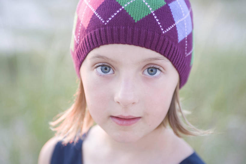 西方人,儿童,脸,头,脸颊,头发,一个人,笑,微笑,横图,室外,特写,白天,正面,纯洁,草地,草坪,植物,帽子,欧洲,欧洲人,仅一个女性,仅一个人,阴影,朦胧,模糊,光线,影子,注视,草,小孩,绿色,紫色,阳光,仅一个小孩,金色,可爱,童年,童趣,凝视,凝望,童真,烂漫,无邪,编织帽,谛视,天真,女孩,女人,女性,白种人,孩子,头部,脸部,脸蛋,面部,半身,彩图,女生