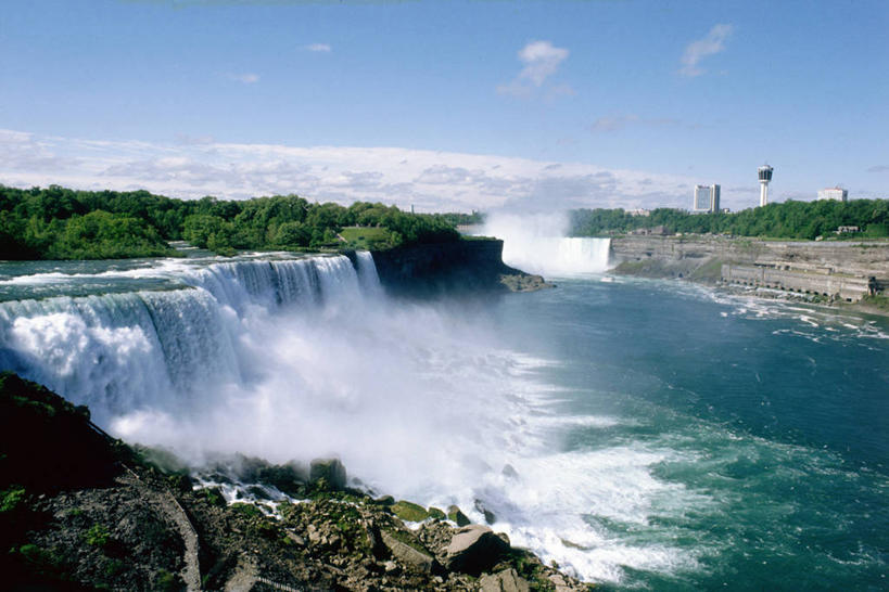 无人,横图,俯视,室外,白天,旅游,度假,草地,草坪,河流,石头,美景,瀑布,水,植物,纽约,美国,加拿大,阴影,飞溅,粗糙,湍急,溅,光线,石子,液体,影子,河水,景观,水滴,水流,云,云朵,云彩,娱乐,水珠,草,树,树木,蓝色,绿色,白云,蓝天,天空,阳光,自然,天,享受,休闲,景色,放松,生长,晴朗,成长,毛糙,北美,北美洲,喷洒,自然风光,美洲,纽约州,帝国之州,帝国州,北亚美利加洲,亚美利加洲,尼加拉瀑布,安大略省,安省,婚纱瀑布,马蹄瀑布,尼亚加拉大瀑布,尼亚加拉河,尼亚加拉瀑布,跌水,石块,岩石,晴空,彩图,高角度拍摄,粗拙