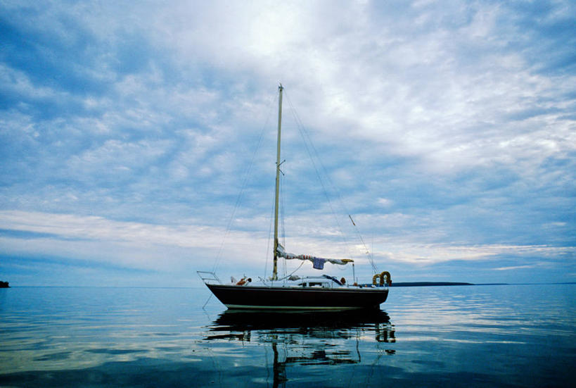 帆船,无人,横图,室外,白天,正面,旅游,度假,海浪,海洋,美景,船,美国,加拿大,一艘,波纹,景观,浪花,水平线,云,云朵,辽阔,海平线,云彩,娱乐,蓝色,白云,倒影,蓝天,水纹,天空,自然,海水,交通工具,波浪,天,享受,休闲,广阔,景色,放松,晴朗,一望无际,倒映,北美,北美洲,自然风光,载具,美洲,海景,威斯康辛州,明尼苏达州,北亚美利加洲,亚美利加洲,密歇根,密歇根州,貂熊州,狼獾之州,狼獾州,明尼苏达,北星之州,威斯康星,威斯康星州,威斯康辛,权皮之州,獾穴之州,美洲獾之州,獾州,奶制品之州,安大略省,安省,无边无际,一马平川,反照,苏必利尔湖,北美洲五大湖,五大湖,大海,风浪,海,海水的波动,近岸浪,涌浪,晴空,彩图,水天相接,水天一线