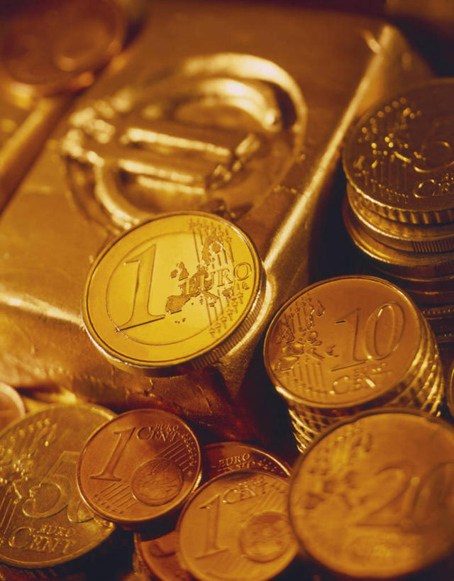 无人,竖图,俯视,室内,特写,白天,商务,钱,静物,一排,许多,阴影,朦胧,模糊,整齐,反射,英文,标志,钱币,文字,影子,字符,字母,很多,标识,排列,财富,金融,经济,堆,英文字母,富有,队列,流通,贸易,财产,富裕,货币,现金,硬币,彩图,高角度拍摄