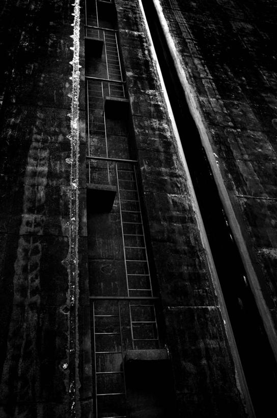 无人,攀登,竖图,黑白,室外,白天,仰视,旅游,度假,名胜古迹,标志建筑,地标,建筑,葡萄牙,欧洲,遗迹,高耸,梯子,阶梯,木梯,墙,古迹,历史,文物,娱乐,建设,古建筑,特色,墙壁,墙面,古代,建筑工地,享受,休闲,爬,旅游胜地,放松,上升,风格,南欧,古文明,登高,地盘,建筑地盘,施工地盘,古远,葡萄牙共和国,气势,挺拔,格调,派头,气概,作风,特点,特性,特征,攀爬,低角度拍摄,工地