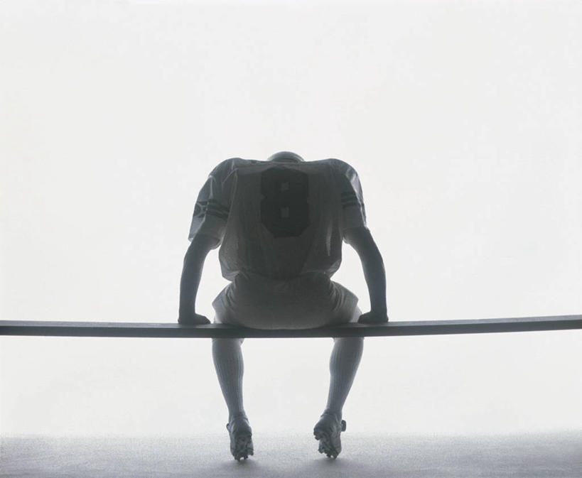 西方人,儿童,一个人,坐,横图,黑白,室外,白天,运动服,纯洁,寂寞,椅子,欧洲,欧洲人,仅一个男性,仅一个人,阴影,服装,光线,标志,数字,文字,影子,字符,注视,标识,小孩,背面,衣服,阳光,低头,观察,看,仅一个小孩,可爱,童年,童趣,阿拉伯数字,服饰,观看,察看,衣着,穿着,关注,童真,烂漫,无邪,衣饰,孤单,天真,男孩,男人,男性,白种人,孩子,坐着,全身,男生,运动装,寥寂