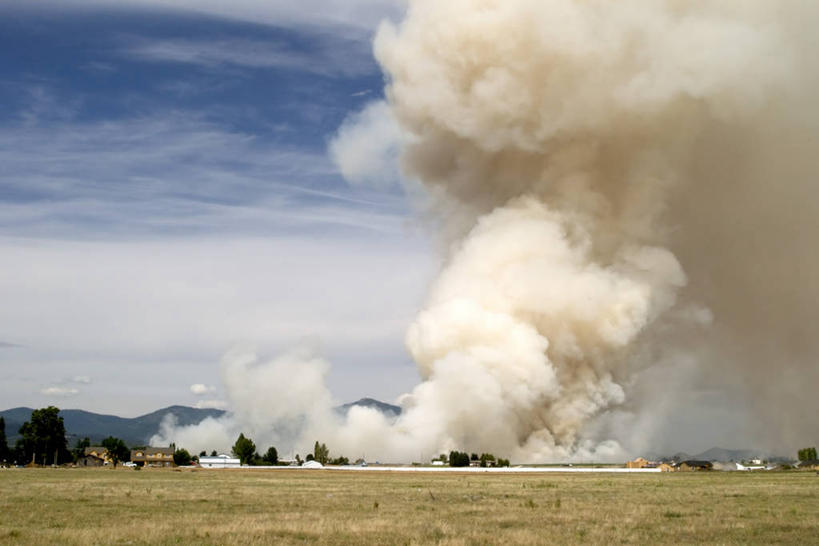 无人,横图,室外,白天,正面,旅游,度假,热情,草地,草坪,美景,山,山脉,植物,火,美国,阴影,光线,火焰,影子,景观,山峰,云,云朵,山峦,燃烧,云彩,娱乐,草,蓝色,绿色,白云,蓝天,天空,阳光,自然,群山,天,享受,休闲,烟,景色,放松,晴朗,北美,北美洲,自然风光,美洲,爱达荷州,北亚美利加洲,亚美利加洲,爱达荷,爱达华州,宝石之州,宝石州,晴空,彩图