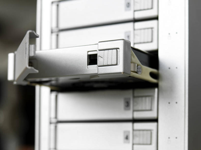 无人,横图,室内,特写,白天,正面,数据,金属制品,一排,阴影,整齐,并列,并排,反射,信息,金属,材料,光盘,影子,光碟,存储介质,排列,碟片,驱动器,硬盘,存储,CD光盘,队列,平行,CD唱片,CD光碟,质料,彩图