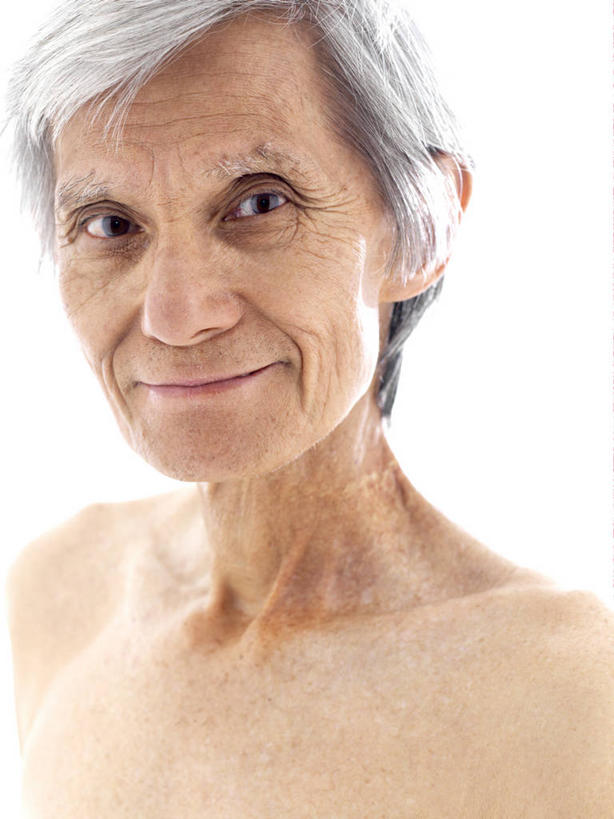 西方人,皱纹,头发,一个人,竖图,室内,白天,白色背景,正面,欧洲,欧洲人,仅一个男性,仅一个人,阴影,反射,影子,注视,裸露,观察,看,仅一个老年男性,摄影,影棚,观看,灰白,察看,关注,裸,瘦弱,衰弱,消瘦,苍老,衰老,朽迈,老年男性,男人,男性,白种人,半身,彩图,影棚拍摄,拍摄