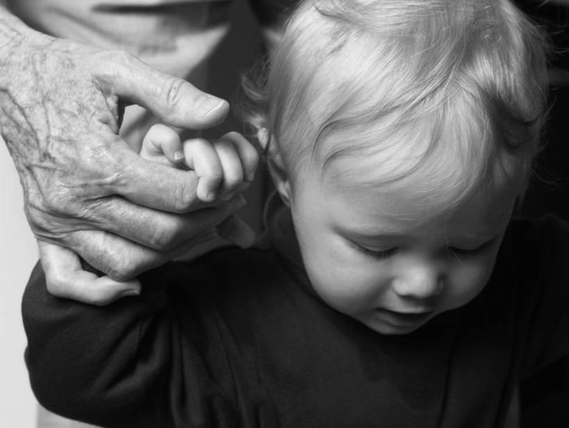 西方人,儿童,老年人,手,两个人,家庭,祖母,站,握手,横图,黑白,室内,特写,白天,正面,纯洁,欧洲,欧洲人,阴影,朦胧,模糊,反射,影子,小孩,站着,温暖,温馨,一家人,手部,可爱,童年,童趣,奶奶,祖孙,和睦,瘦弱,童真,烂漫,无邪,外婆,外祖母,外孙,外孙子,衰弱,消瘦,天真,老年女性,男孩,女人,女性,白种人,孩子,孙子,拉手,手拉手,手握手,站立,半身,融洽,男生