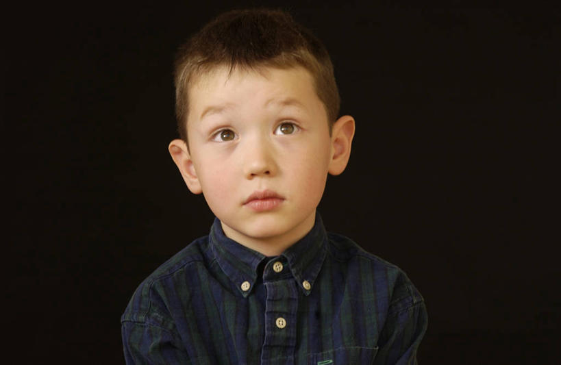 西方人,儿童,一个人,站,横图,室内,白天,正面,纯洁,欧洲,欧洲人,仅一个男性,仅一个人,阴影,黑色背景,服装,反射,影子,注视,小孩,衣服,观察,看,站着,仅一个小孩,可爱,童年,童趣,摄影,服饰,影棚,观看,童装,察看,衣着,穿着,关注,童真,烂漫,无邪,衣饰,天真,男孩,男人,男性,白种人,孩子,站立,半身,彩图,影棚拍摄,拍摄,男生