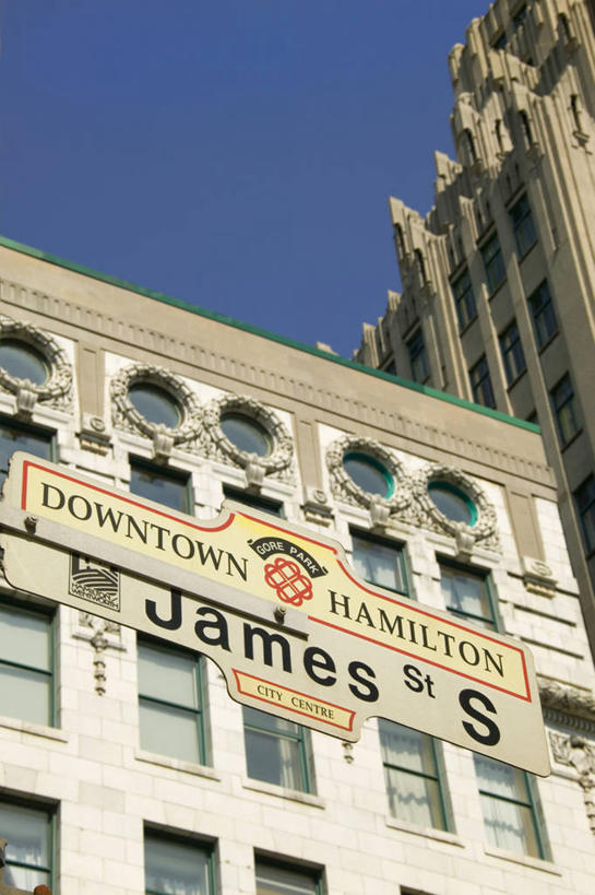 无人,家,竖图,室外,白天,仰视,度假,美景,城市风光,城市,建筑,加拿大,阴影,光线,标牌,影子,房屋,屋子,景观,公寓,娱乐,洋房,楼房,住宅,蓝色,蓝天,天空,阳光,天,享受,休闲,景色,放松,北美,北美洲,美洲,修建,北亚美利加洲,亚美利加洲,修筑,安大略省,安省,汉密尔顿,彩图,低角度拍摄,房子